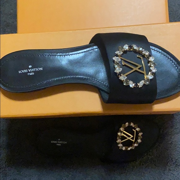 🌟LOUIS VUITTON🌟 CLASSIC SLIPPERS - Picture 2 of 11